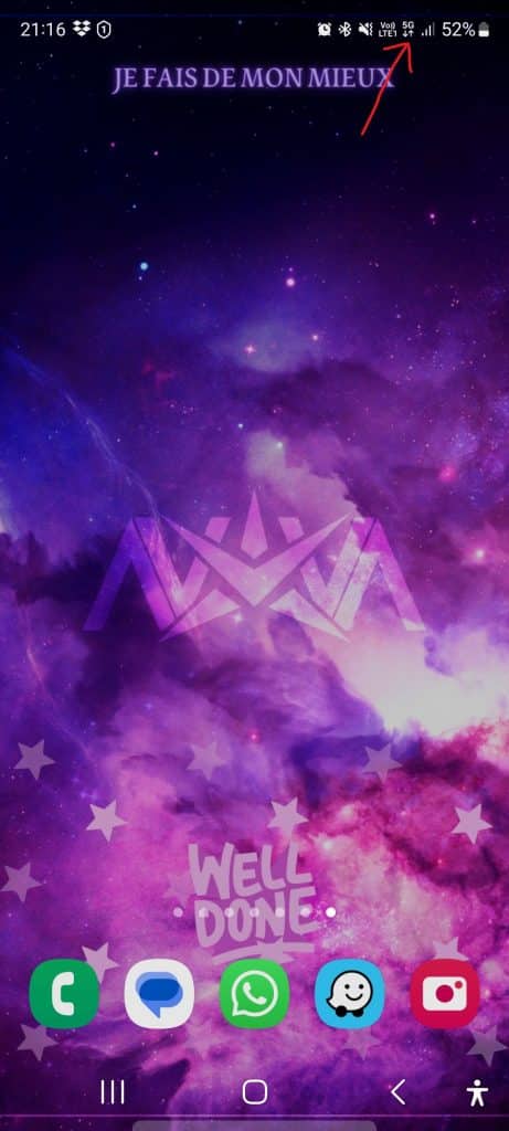 Capture de l'écran d'un smartphone et sigle données mobiles pointé par une flèche