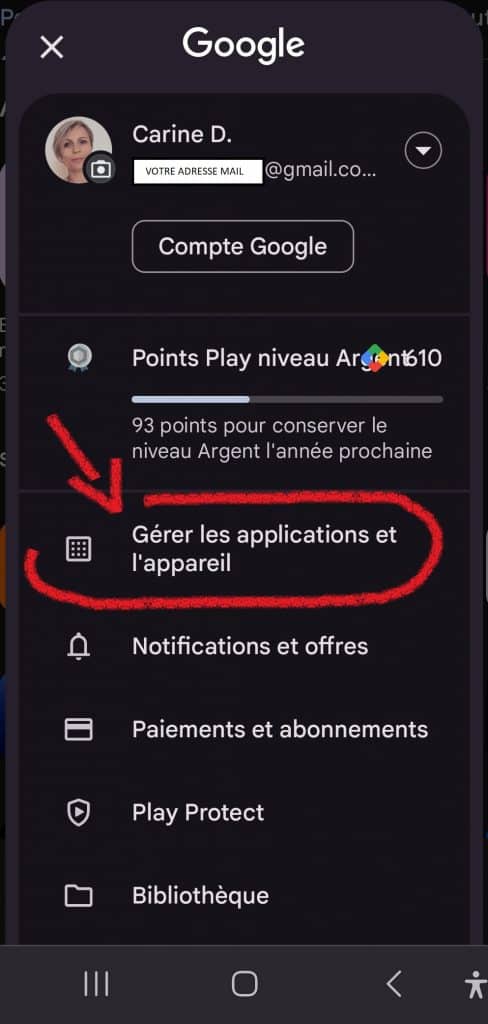 Capture écran du smartphone et flèche indiquant l'emplacement de "gérer les applications de l'appareil"