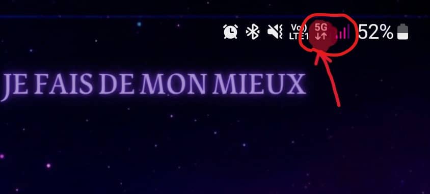 Zoom sur l'écran du smartphone et flèche sur le sigle données mobiles